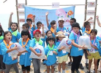 Bangkok Hospital Pattaya held a Junior Save the World Year 3 ‘Wading Aoh Khung Kraben’, inviting over 30 Junior Chivawattana family members to join the program. The fun at Aoh Khung Kraben in Chantaburi province included releasing shrimps into the sea, studying the mangrove forest and educating the children on the importance of the maintenance of nature and environment.